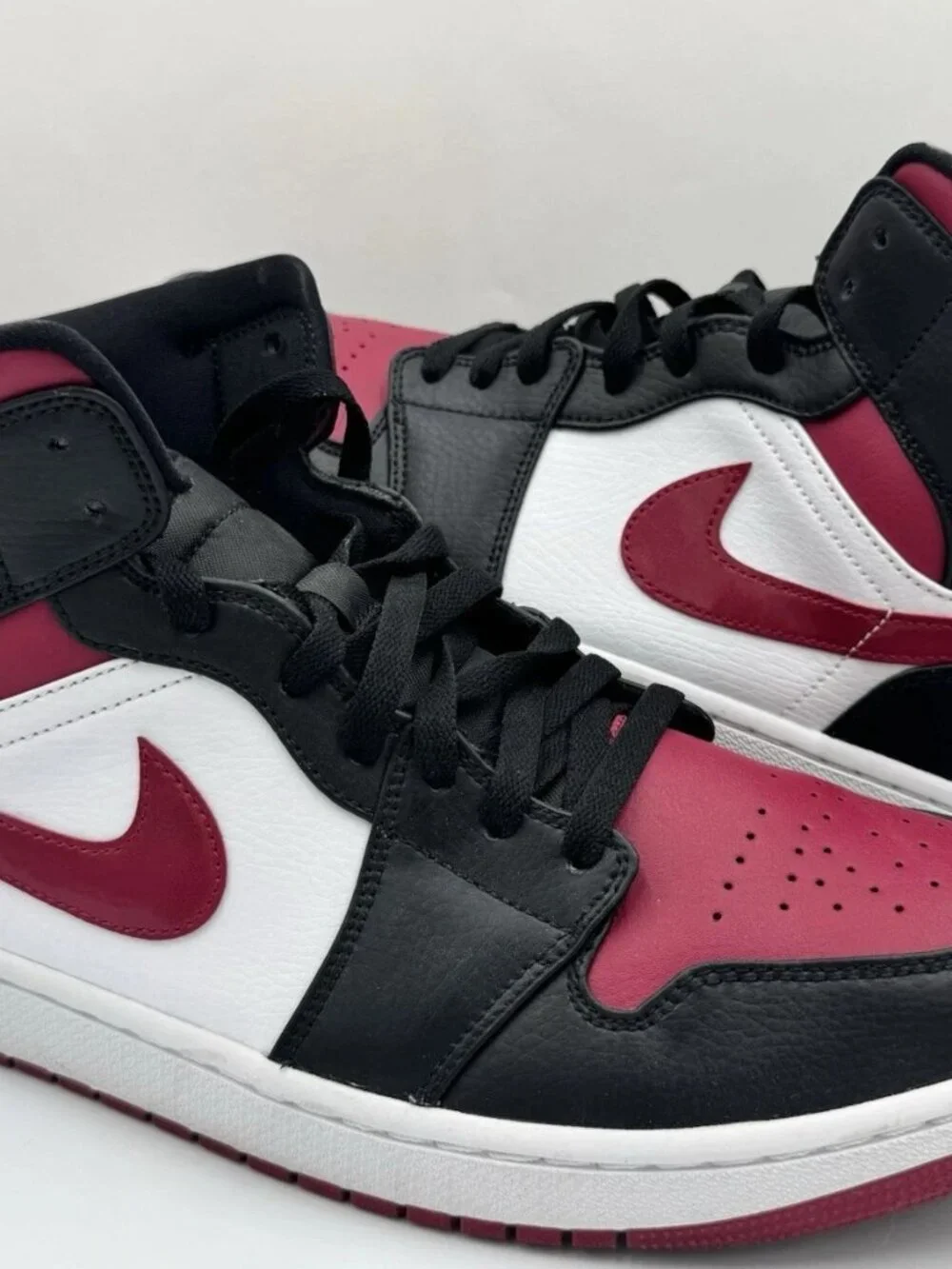 Nike Air Jordan 1 Mid Bred Toe Size 13 554724-066